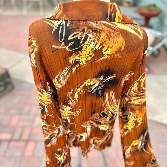 JENNIFER LLOYD PLEATED TUXEDO STYLE BUTTON DOWN SHIRT WITH LACE EMBELLISHMENTS - Picture 7 of 9